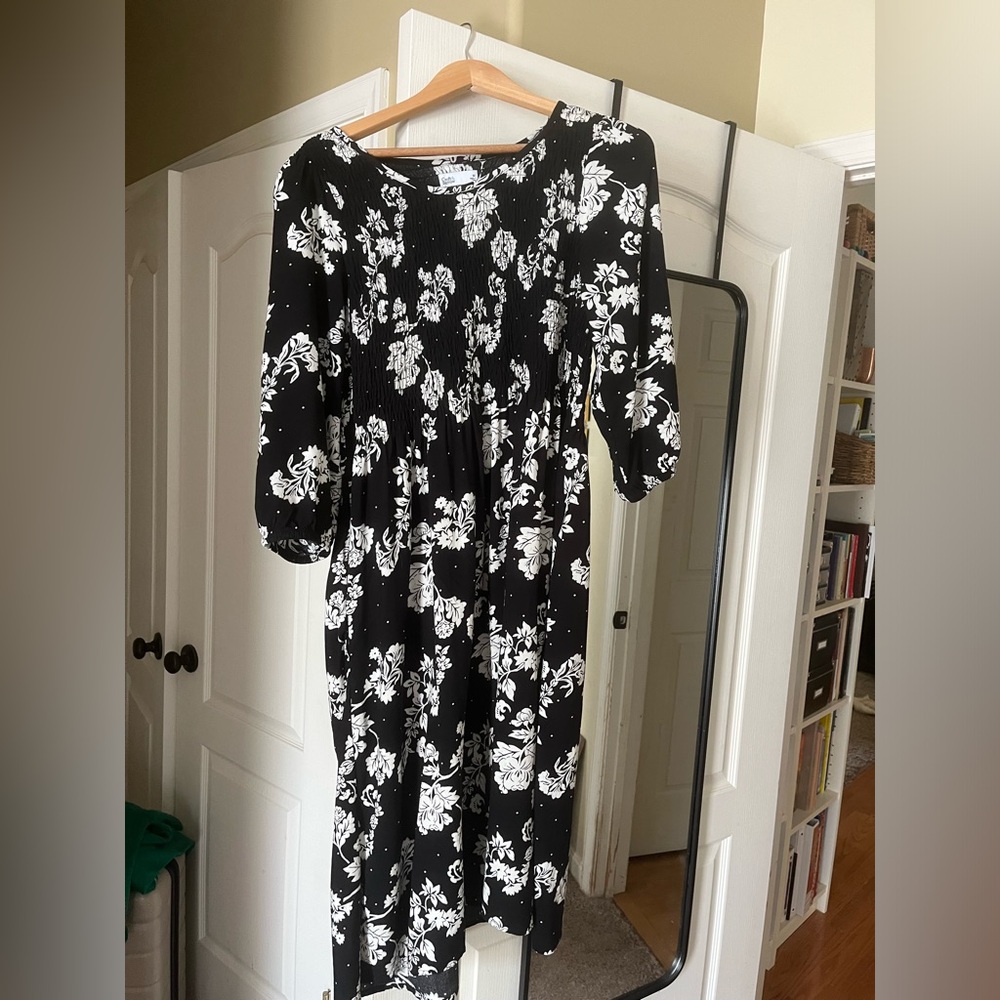 Elegant Black and White Floral Midi Dress Medium